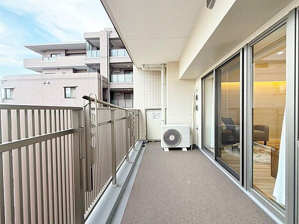 頬をなでる優しい風を感じることが出来るバルコニー。つい深呼吸をしたくなる気持ちの良い眺望はこのお部屋の自慢です。もちろんお洗濯物を干すスペースとしても十分な広さがあります。