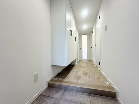 家の顔となる玄関。 収納部分を多く採用し、スッキリとした広さを確保出来ました。ゲストを迎え入れても安心の空間です。