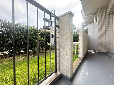 頬をなでる優しい風を感じることが出来るバルコニー。つい深呼吸をしたくなる気持ちの良い眺望はこのお部屋の自慢です。もちろんお洗濯物を干すスペースとしても十分な広さがあります。