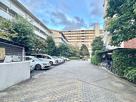 ゆったりとした駐車スペースを確保いたしましたので、大きめのお車でも駐車可能です。自転車やバイクなど、ゆとりのある敷地で置き場所に困ることはないでしょう。