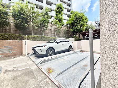 ゆったりとした駐車スペースを確保いたしましたので、大きめのお車でも駐車可能です。自転車やバイクなど、ゆとりのある敷地で置き場所に困ることはないでしょう。