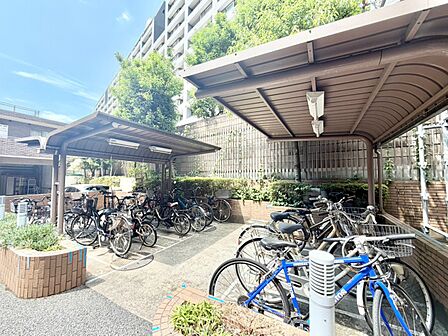 街並みとの調和へも拘り、四季折々の自然と生物を観て楽しんで下さい。新緑が素敵な敷地内には家族連れやご年配の方でも安心してお過ごし頂ける管理が行き届いております。夜