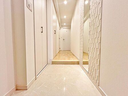 上質感漂う玄関と廊下。居住者の帰り、訪れる方を優しく迎える・安らぎに満ちた生活空間を予感させる。健やかな暮らしを楽しめそう。