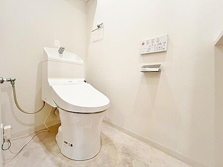 十分な広さと清潔感のあるカラーで纏まったおトイレ。ＬＤＫや居室とは離れており、洗面や浴室とも別の位置にある為、よりプライバシーへの配慮と落ち着いた空間となっております。