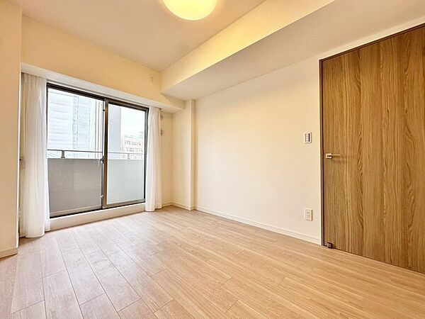 降り注ぐ陽光をいっぱいに浴びて、ライトとともに全体を明るく・開放感のある空間にしました。多くの時間を過ごす住まいだからこそ、いつも快適な場所であるように心掛けています。