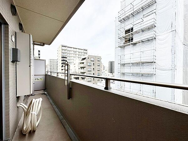 充分な広さが確保されたバルコニー。日当たりのよい住宅エリアですので、多くの陽光が降り注ぎ、室内には陽だまりを生み出してくれます。
