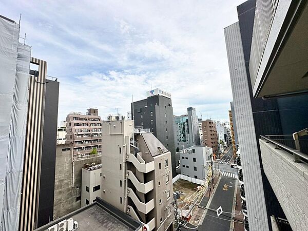 手を伸ばせば、ふれることが出来そうな環境が、そのままインテリアになったような印象です。その豊かな眺望にふさわしい空間には、通風・採光にも優れ、心地よい光と風があふれています。