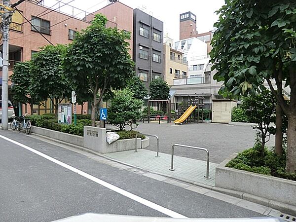 済美公園まで約422m