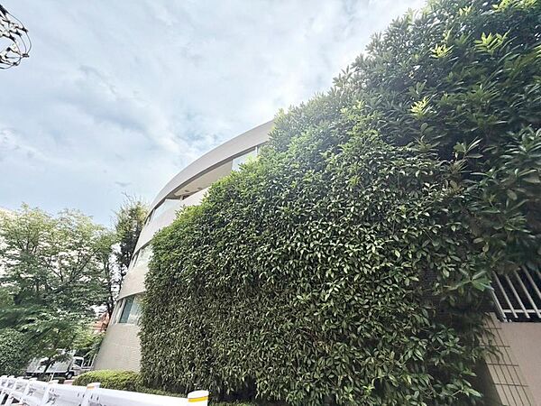 緑に彩られた街区に現出する建物は、ここに住まう方々へ余すこと無く太陽の恵みを届けられるように計画・設計されております。
