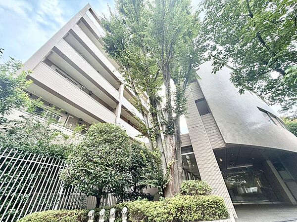 その邸が魅せる、気品・上質・重厚感・細やかさ、そのすべては訪れた者に安らぎと品性を与える特別な空間です。ここに住むからこそ意味がある。すべての（始まり）をここから迎えます。