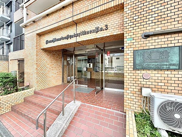 エントランスから始まる、広さが奏でる優雅な雰囲気。ホテルライクな印象は、ゆとりの敷地面積に由来する、ワンフロアの広さがその理由です。