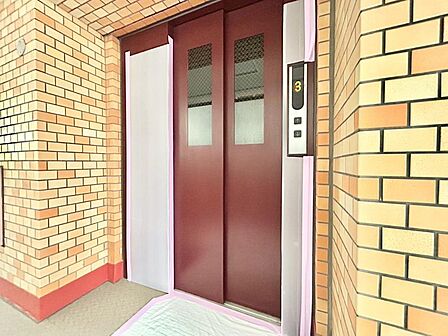 重い荷物などがあるときや、お子様をベビーカーで運ぶときなどに大変便利です。足腰の悪い方には欲しい設備です。