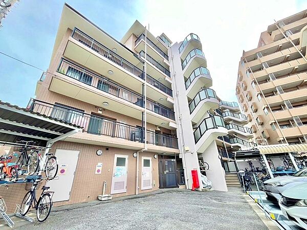 暮らしのステージを彩り、心のやすらぎと満足感を与えてくれます。通風と採光を考慮した設計は地域の鼓動を感じ、お寛ぎ頂くことが可能。採光や夜空の輝きが癒しの時間を演出。