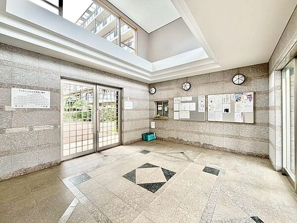 光を多く取り入れた明るいエントランス部分は高級感ある仕上り。将来に亘って誇れる我が家の大事な入り口部分。
