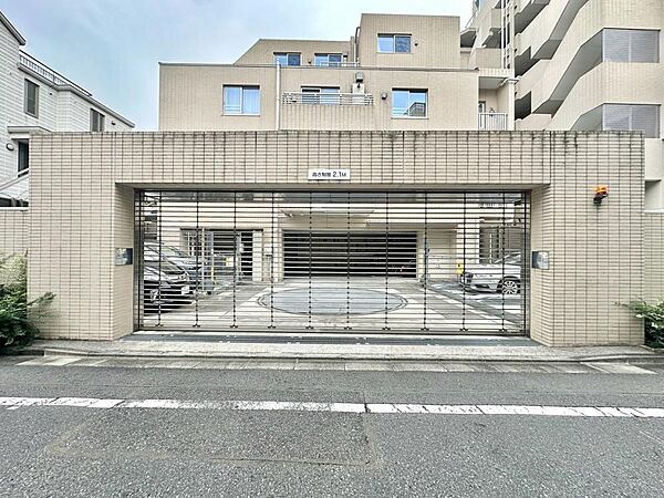 ただ「住まう」だけではございません。気持ち良く住んで欲しい気持ちをこめて…。お住まいの事、住まう街の事、お金の事、何でもご相談下さいませ。