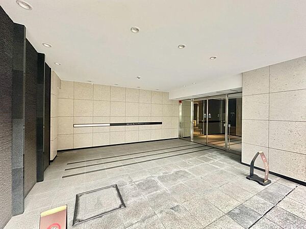 その邸が魅せる、気品・上質・重厚感・細やかさ、そのすべては訪れた者に安らぎと品性を与える特別な空間です。ここに住むからこそ意味がある。すべての（始まり）をここから迎えます。