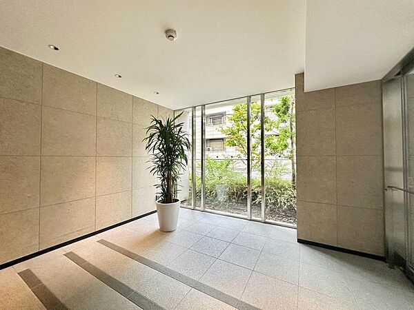 住まいに相応しい品格。住まう方々の誇りと愛着を育むアプローチのグランドエントランス。