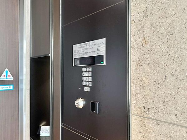 当マンションエントランスには、防犯対策の「オートロック」を採用。マンション住人以外の侵入を防ぐために設置しました。お子様がいらっしゃるご家庭にも安心の設備です。