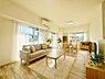 リビング/ダイニング：お洒落な木目の風合いが柔らかな陽光に照らされ、何とも言えない高級感を生み出します。造りこんだ空間演出の妙が生み出す光と質のハーモニーはこの住宅のクオリティの良さを実感させてくれます。