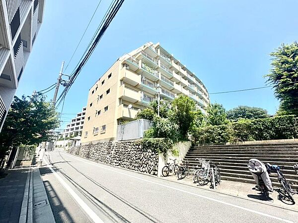 帰宅途中にショッピングやカフェを楽しんだり、利便性の良いこの地の生活は人々を魅了します。心行くままに季節の流れを感じ、ゆったりとした一時を。時間の流れを取戻し、休日はスローライフを。