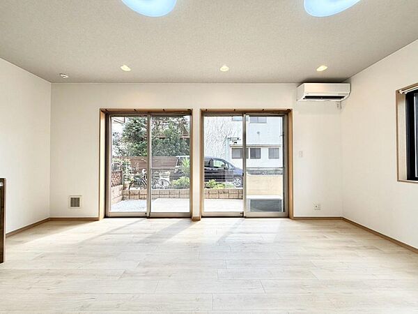 造りこんだ空間演出の妙が生み出す光と質のハーモニーはこの住宅のクオリティの良さを実感させてくれます。