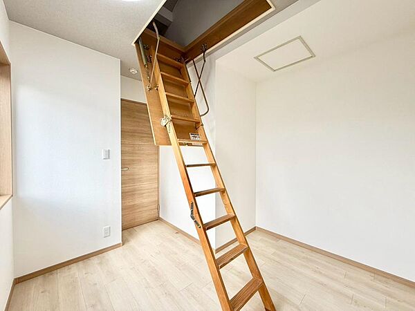 晴天の青空と交り合う事で一段と煌めきを増す其の姿は、静止画で留めておくには惜しい外観。