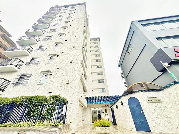 住空間を創造するかの様に荒々しくも繊細さを忘れない見事なコントラストが、住むほどに魅力の深みへと誰しもを誘います。「静」と「動」「暗」と「明」を見事に具現化した幻想的なマテリアルを是非ご堪能下さい。