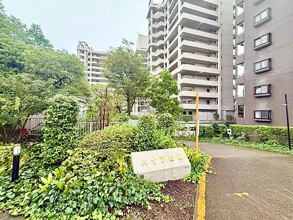 都会的な、ハイセンスな空間とともに、対照的な成熟した街並みを併せ持つことも、この邸の大きな特徴です。素敵な新生活の始まりを、本邸宅で迎えてみてはいかがでしょうか。