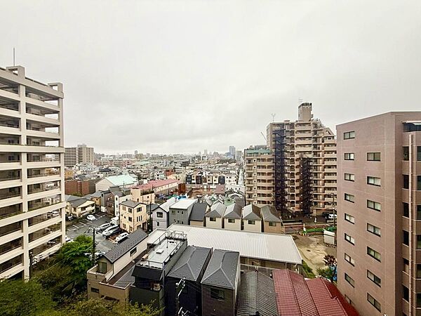 陽射しとともに、少しづつ装いを変える街の景観から、星空が地上に映りこむかのような夜景のきらめきまで、この街ならではの美しい風景の物語が室内に展開します。手を伸ばせば、ふれることができそうな眺望も魅力。