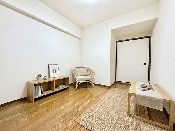 居室にはクローゼットを完備し、自由度の高い家具の配置が叶うシンプルな空間です。お子様の成長と共に必要になる子供部屋にぴったりの間取りですね。AIにより生成した家具です。
