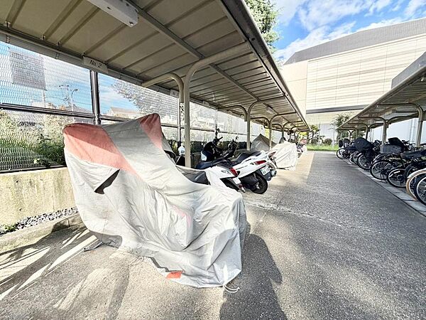 「安心の防犯設備」愛車を守る屋根付きバイク駐車場。24時間利用可能で通勤・通学にも最適。空き区画残り。まずはお気軽にお問合せください。