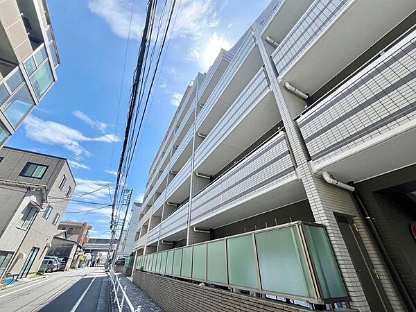 暮らしのステージを彩り、心のやすらぎと満足感を与えてくれます。通風と採光を考慮した設計は地域の鼓動を感じ、お寛ぎ頂くことが可能。採光や夜空の輝きが癒しの時間を演出。
