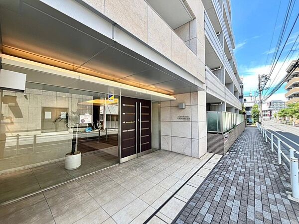 住まい探しは街探し。みんなが街探しのポイントにしているのは何。　第1位は過半数が支持した納得の 「交通の利便性」。続いて3割以上の人が「住環境」と「公園、緑地の充実」です。