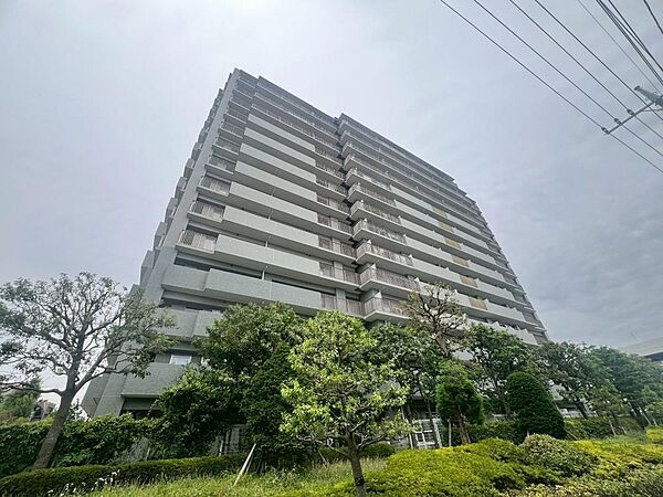 太陽に愛された邸は、陽当り・通風に優れた魅力的で快適さを追求した邸宅でした。ここに住むからこそ意味がある。そんな特別感に浸りながら、毎日を愉しんでいただきたいです。