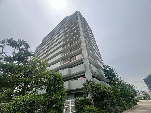 都会的な、ハイセンスな空間とともに、対照的な成熟した街並みを併せ持つことも、この邸の大きな特徴です。素敵な新生活の始まりを、本邸宅で迎えてみてはいかがでしょうか。