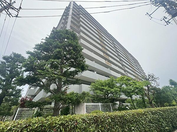その邸が魅せる、気品・上質・重厚感・細やかさ、そのすべては訪れた者に安らぎと品性を与える特別な空間です。ここに住むからこそ意味がある。すべての（始まり）をここから迎えます。