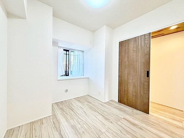 一日の疲れを癒やしてくれる主寝室。時を忘れて過ごす場所として過ごせるお部屋。
