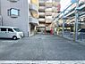 駐車場：ファミリーカーの需要が多い中、駐車場も広めに確保いたしました。ご主人様のお車のお手入れにも気合が入りますね。