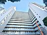 外観：街に溶け合う美しい景観を生みだしているにも関わらず、採光や風通しを考えて設計された間取り。近隣との視線を考え、街全体で調整される窓位置。外観だけでなく、そこに住まうご家族の心地よさを最優先しました。