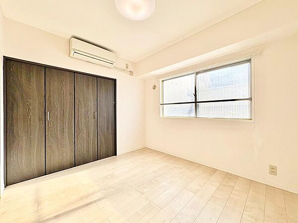 家具の配置のし易い室内です。趣味の部屋としても充分な広さを確保しております。
