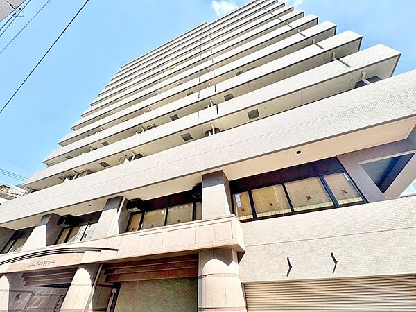 昼夜によって表情を変え、魅せる事を追求した重厚感あるフォルムは、時代の流れに惑わされないシックなカラートーンで雰囲気を演出。絶妙なコントラストで輝きを放ちます。