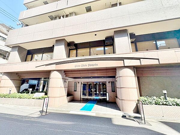 穏やかな風と陽光を導き、プライバシーに配慮された設計プランを採用し、居住性を一段と心地よいものにしています。周辺環境とのコラボレーションにより明るく開放的な空間を演出しております。