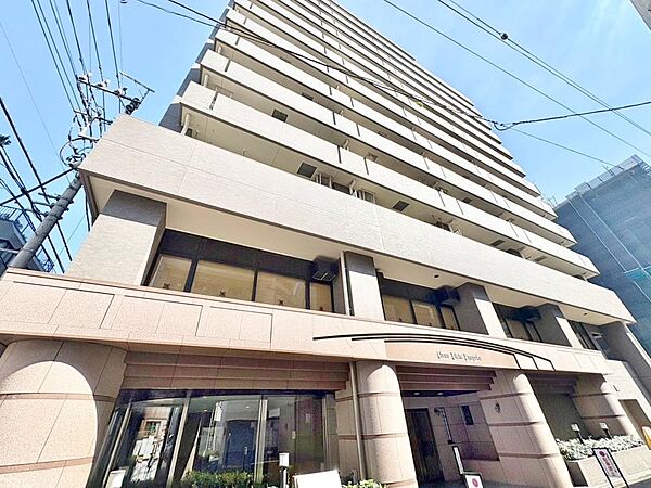 昼夜によって表情を変え、魅せる事を追求した重厚感あるフォルムは、時代の流れに惑わされないシックなカラートーンで雰囲気を演出。絶妙なコントラストで輝きを放ちます。