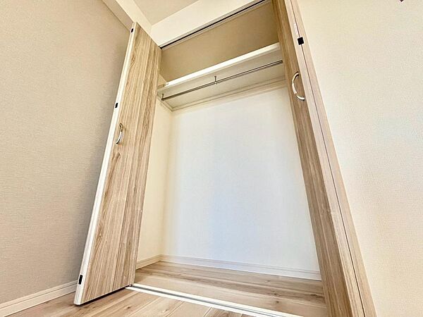 建物内部の収納には拘りました。共有部分に設けた収納。少しでも空いているスペースを収納にすることで、無駄のない空間を演出しております。お荷物が多い方にも安心です。是非、現地をご確認ください。