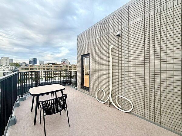 充分な広さが確保されたバルコニー。日当たりのよい住宅エリアですので、多くの陽光が降り注ぎ、室内には陽だまりを生み出してくれます。