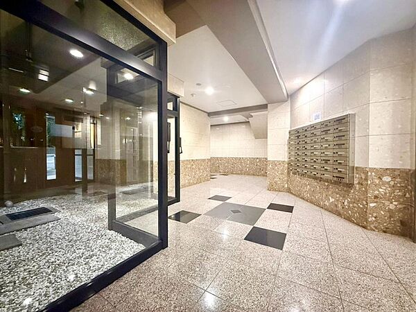 住まいに相応しい品格。住まう方々の誇りと愛着を育むアプローチのグランドエントランス。