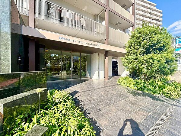 街に溶け合う美しい景観を生みだしているにも関わらず、採光や風通しを考えて設計された間取り。近隣との視線を考え、街全体で調整される窓位置。外観だけでなく、そこに住まうご家族の心地よさを最優先しました。