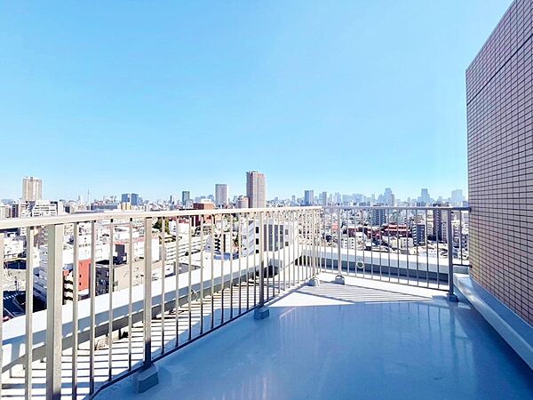 暖かい陽ざしが差込むバルコニーは、晴れた日には、洗濯物が良く乾きます。また、風通しも良好です。