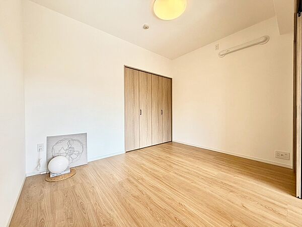 光が注がれる青い空から鮮やかに赤色にゆっくりと染まる。そんな優しい時間がここでは流れてゆく。