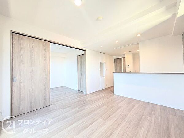 【11.5帖LDK】南向きの明るいLDKは11.5帖のゆとりある空間。ナチュラルカラーのフローリングが温かみをプラスし、大きな窓から自然光が差し込む開放的なリビングです。